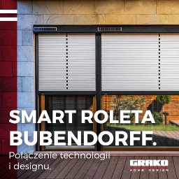 premium blinds - Dwie białe rolety poziome z czarnymi akcentami, zamontowane na oknach z widokiem na ogród, z widocznym logo firmy Grako Home Design.