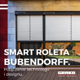 Dwie białe rolety poziome z czarnymi akcentami, zamontowane na oknach z widokiem na ogród, z widocznym logo firmy Grako Home Design.