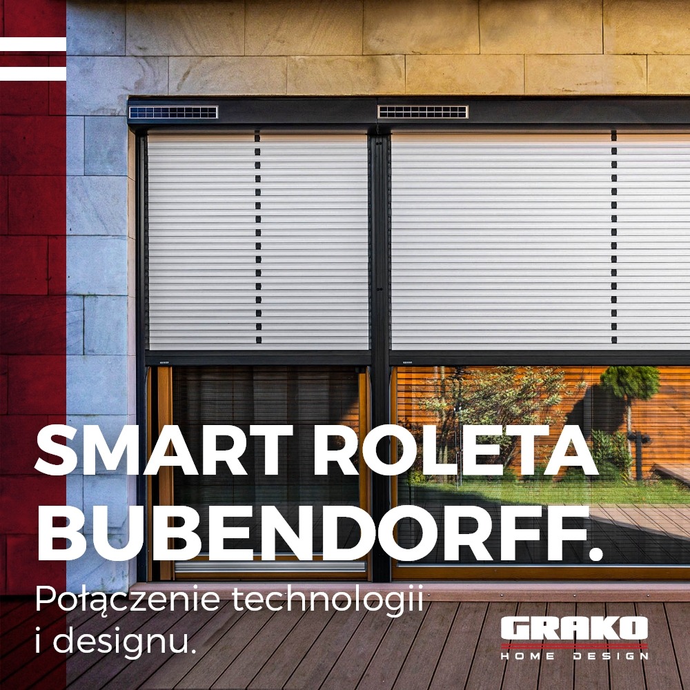 Dwie okienne przesłony poziome, białe z czarnymi detalami, zamontowane na zewnątrz budynku z kamienną elewacją i drewnianym tarasem, widoczne logo producenta.