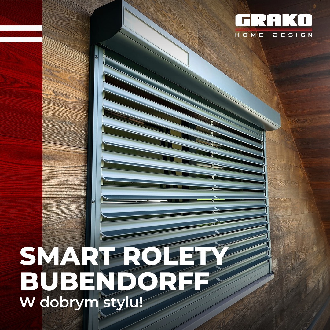 Zewnętrzna, aluminiowa osłona okienna z lamelami, zamontowana na drewnianej elewacji, widoczny branding producenta GRAKO.