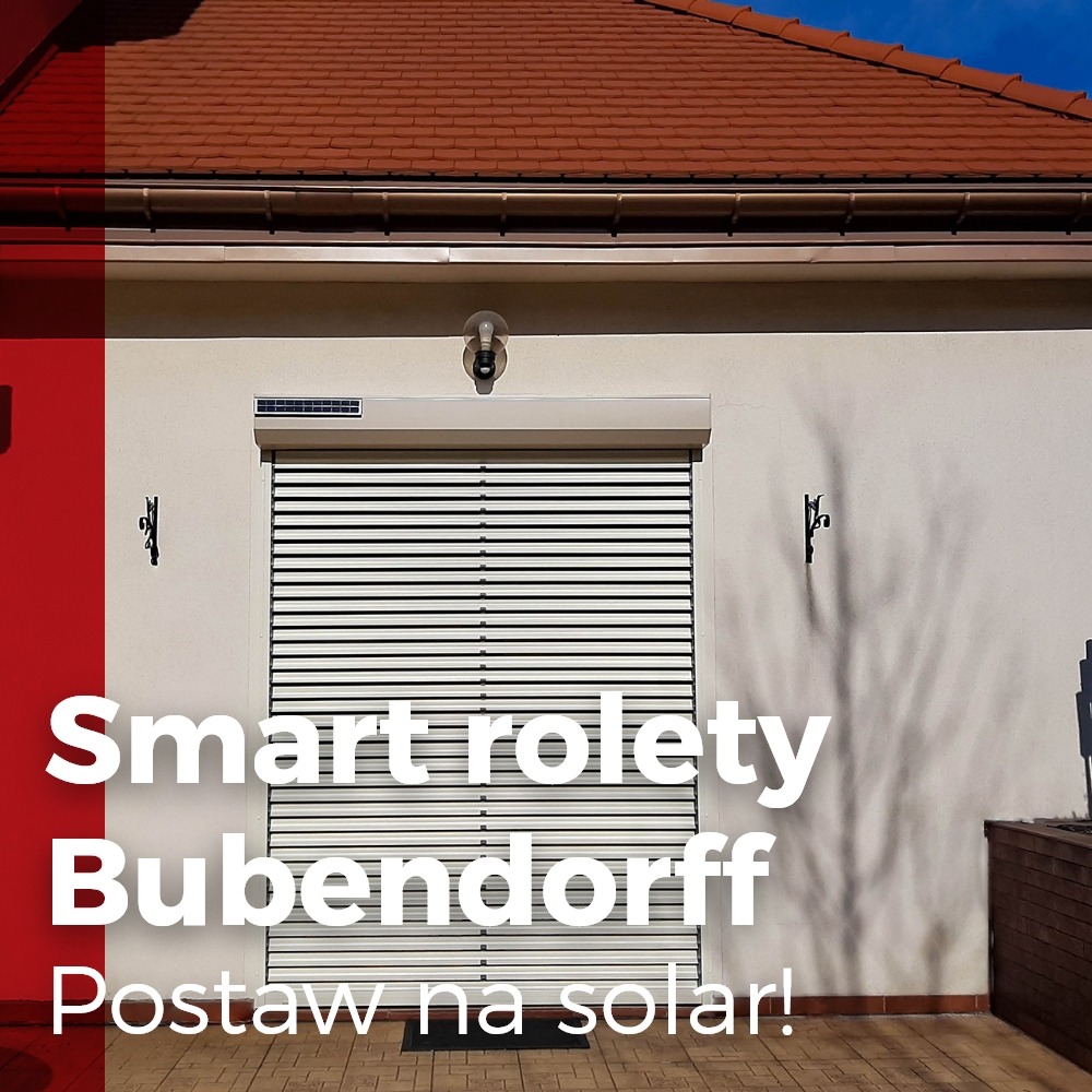 Zamknięta roleta zewnętrzna Bubendorff z panelem solarnym nad oknem, zamontowana na elewacji domu z brązowym dachem.