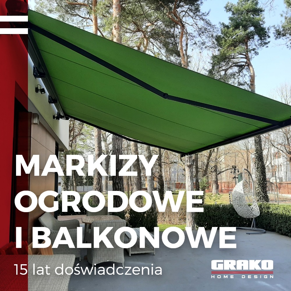 Zewnętrzna markiza w odcieniach zieleni, rozciągnięta nad tarasem z wiklinowymi meblami ogrodowymi, w tle drzewa i wiszące krzesło.