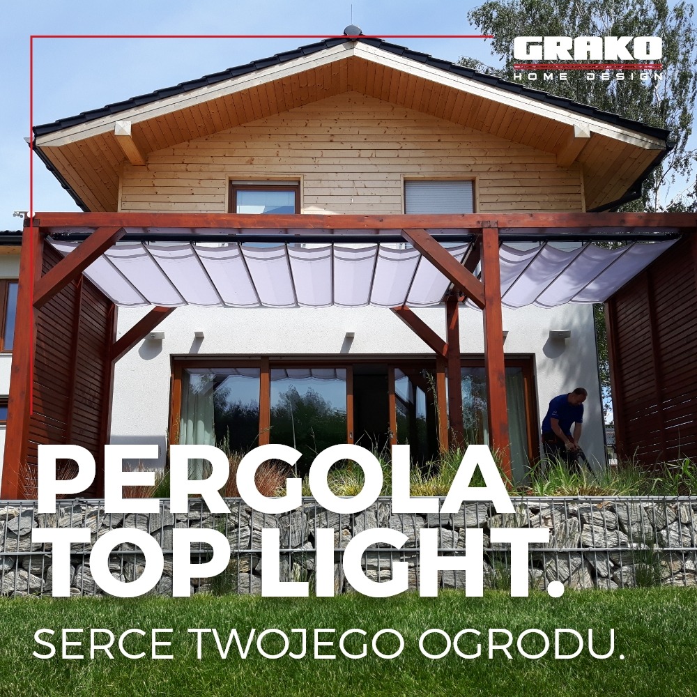 Drewniana pergola z białym zadaszeniem na tle domu, widoczny fragment ogrodu z pracującym mężczyzną.