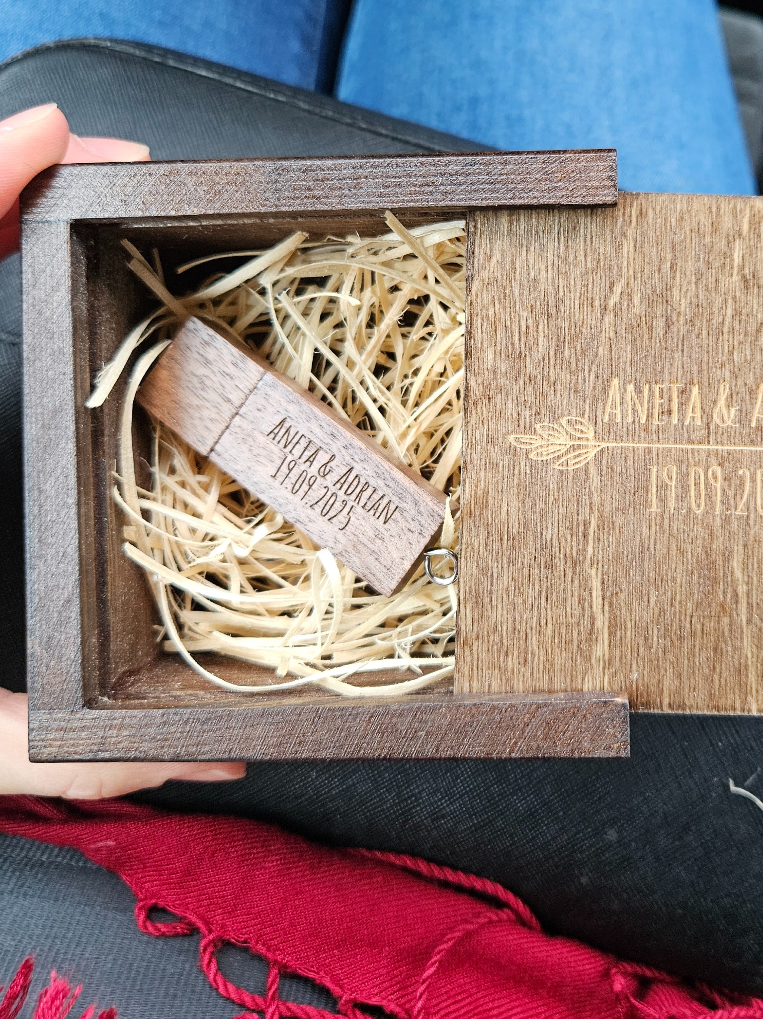 Drewniany pendrive z grawerem imion Aneta & Adrian i datą 19.09.2025 w drewnianym pudełku wypełnionym siankiem, pamiątka ślubna.