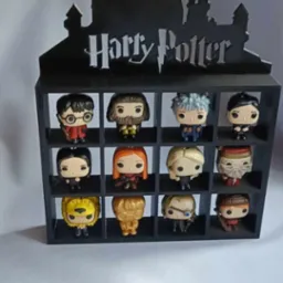 Czarny, drewniany regał z motywem Hogwartu i napisem Harry Potter, wypełniony kolekcjonerskimi figurkami Funko Pop przedstawiającymi postacie z sagi Harry Potter.