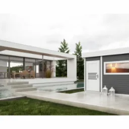 Nowoczesny dom z tarasem betonowym i małym domkiem ogrodowym z szarymi ścianami i białymi detalami, obok basenu i trawnika.