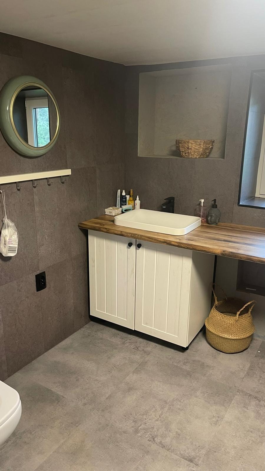 podłączona umywalka i zmontowana szafka