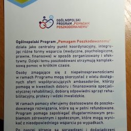 Ewa Lewandowska - Ulotka informacyjna Ogólnopolskiego Programu Pomagam Poszkodowanemu, oferującego wsparcie medyczne, psychologiczne, prawne i finansowe dla osób z niepełnosprawnościami, z logo programu w górnej...