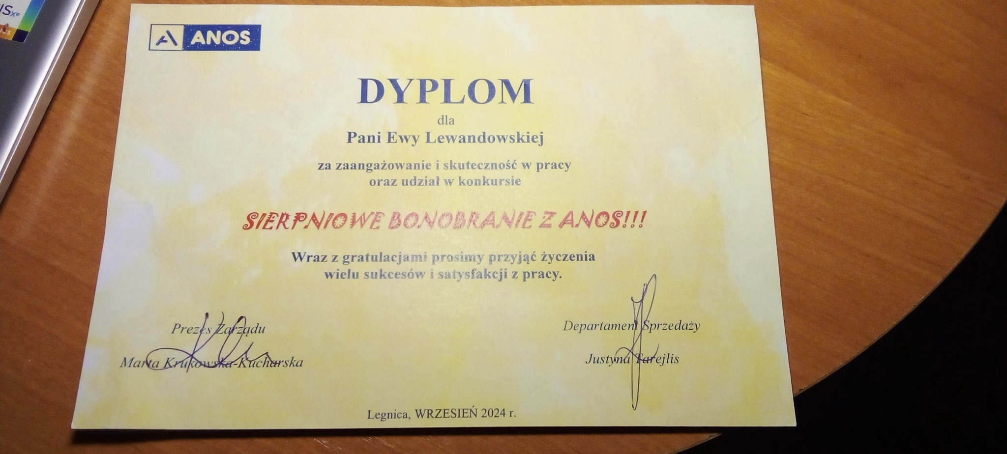 Dyplom uznania dla Pani Ewy Lewandowskiej za zaangażowanie i skuteczność w pracy oraz udział w konkursie, z podpisami Prezesa Zarządu i Departamentu Sprzedaży, wydany w Legnicy, wrzesień 2024.