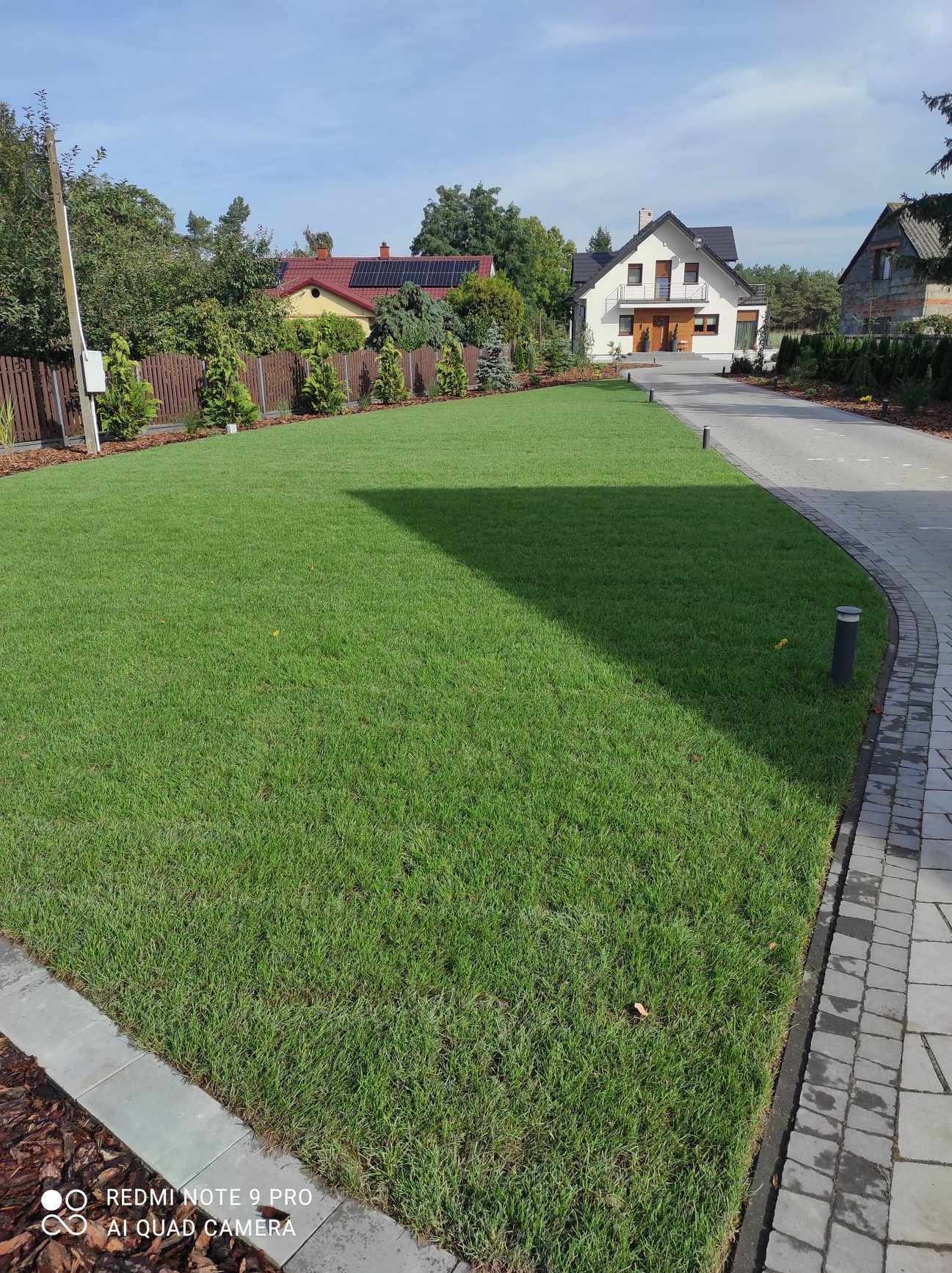 Zajmujemy się kompleksowym zakładaniem ogrodów wraz z systemem nawadniającym.