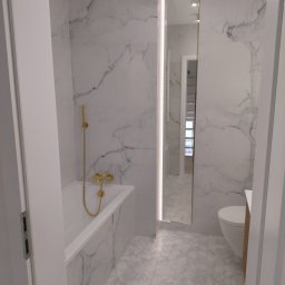 Usługi remontowo budowlane Mykola Dmytryk - Wykończona łazienka z białymi marmurowymi płytkami na ścianach i podłodze w kształcie sześciokątów, złota armatura, lustro z podświetleniem LED, widok zza otwartych drzwi.