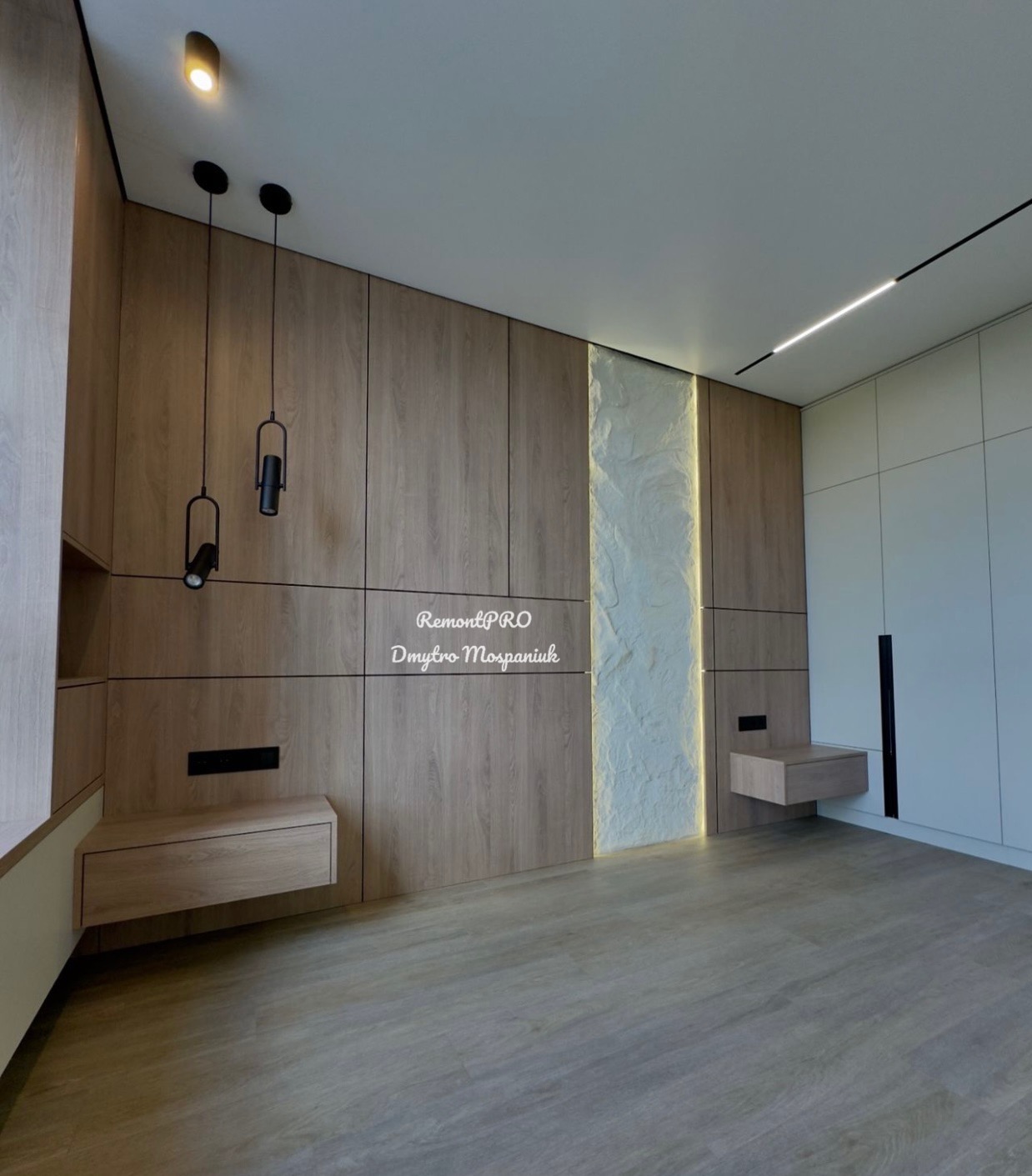 Nowoczesna sypialnia z drewnianą zabudową ściany, podświetlonym panelem dekoracyjnym z kamienia i wiszącymi lampkami nad szafkami nocnymi.