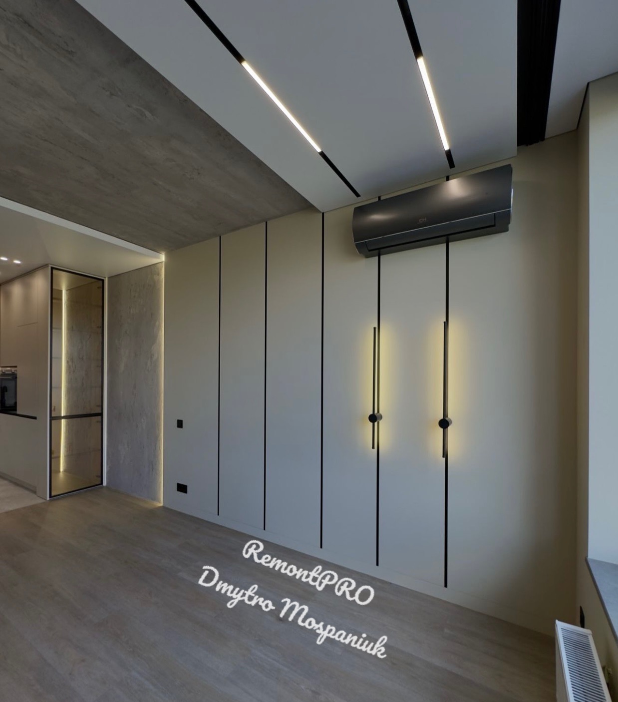 Nowoczesne wnętrze z panelami ściennymi, klimatyzacją, minimalistycznym oświetleniem i betonowym sufitem, widok z poziomu podłogi.