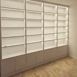 EXPO Kawałkowski Krzysztof - Biało-szara szafa wnękowa z oświetleniem LED, zabudowa od podłogi do sufitu. Realizacja w Elblągu, nowoczesny design i funkcjonalność.
