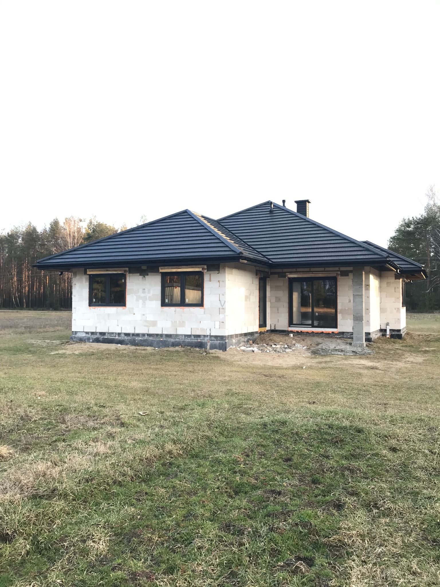 Dom w Zalesiu- okna PCV i rolety zewnętrzne