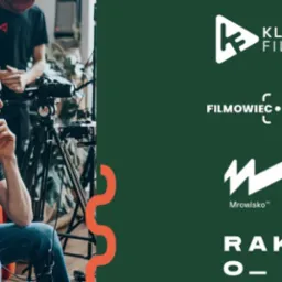 Ekipa filmowa podczas nagrywania, widoczny operator kamery w słuchawkach i chustą na szyi, kamera na statywie, osoby w tle, po prawej stronie grafika z logo firm oferujących produkcję filmową...