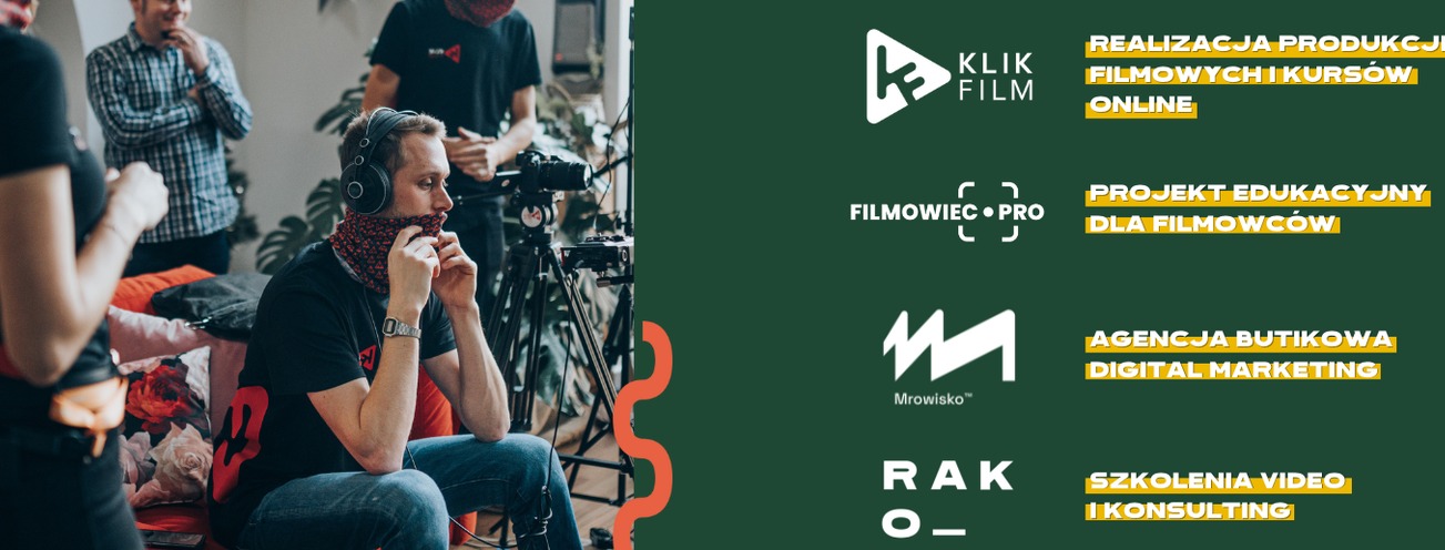 Ekipa filmowa podczas nagrywania, widoczny operator kamery w słuchawkach i chustą na szyi, kamera na statywie, osoby w tle, po prawej stronie grafika z logo firm oferujących produkcję filmową...