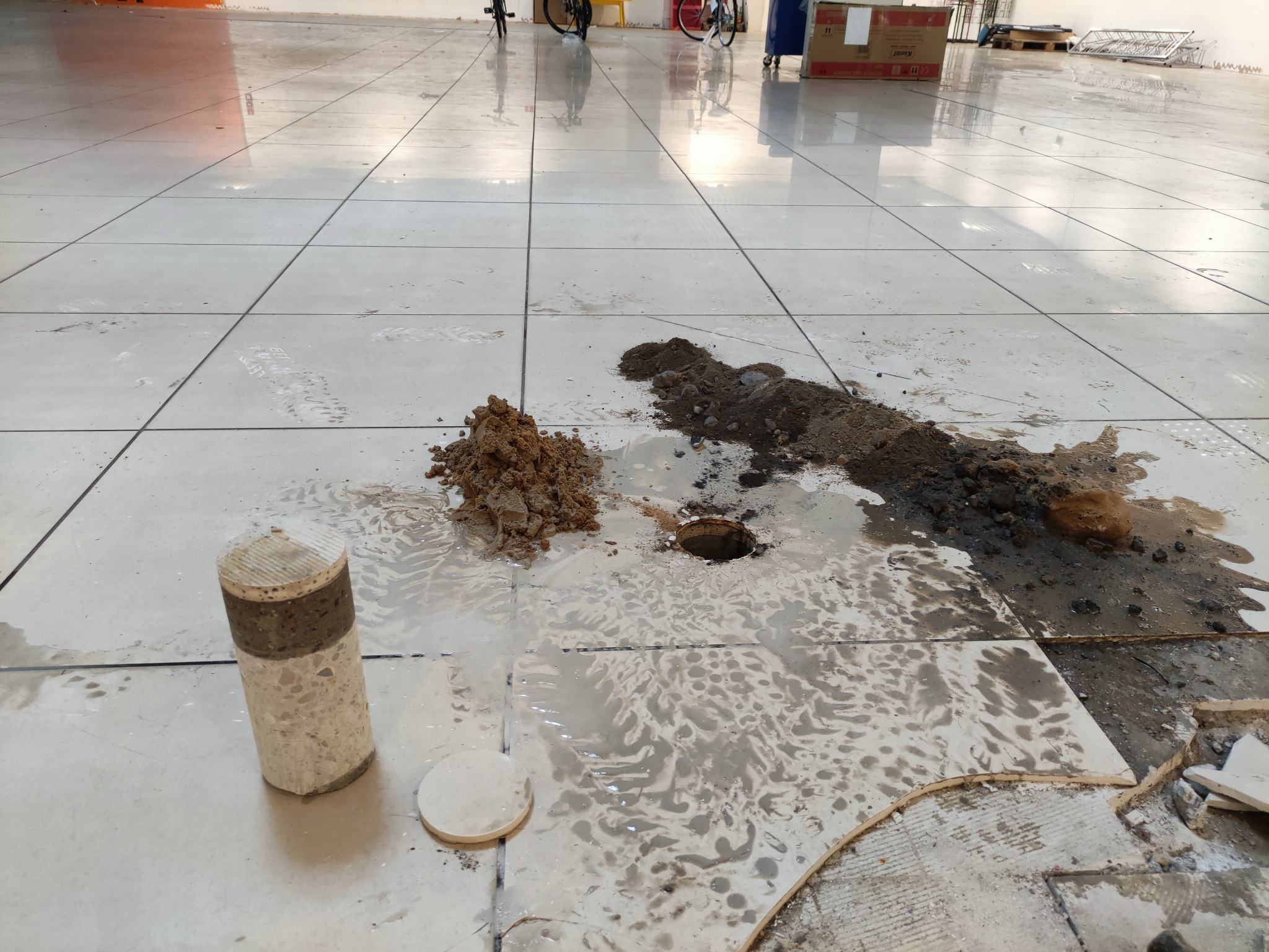 Pobór próbki gruntu rdzeniówką w Chorzowie, widoczne nawiercone podłoże, urobek oraz rdzeń próbny.