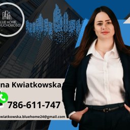 Blue Home Biuro Nieruchomości Chełm - Portret Anny Kwiatkowskiej, pośrednika nieruchomości, na tle biurowca i logo firmy Blue Home Nieruchomości, z widocznymi danymi kontaktowymi.