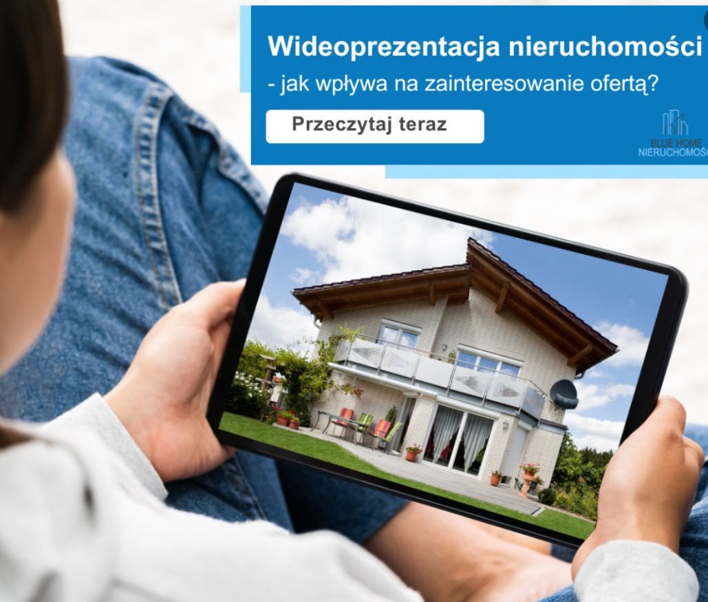 Osoba przegląda na tablecie wideo prezentację jasnego, dwupiętrowego domu z balkonem i zadbanym ogrodem, wyświetlaną w ramach reklamy agencji nieruchomości.