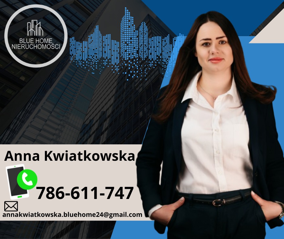 Portret Anny Kwiatkowskiej, pośrednika nieruchomości, na tle biurowca i logo firmy Blue Home Nieruchomości, z widocznymi danymi kontaktowymi.