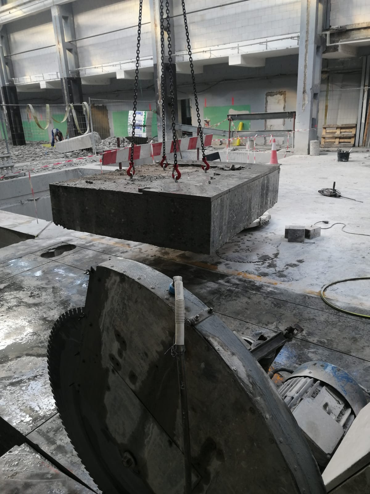 Cięcie posadzek stropów przecinarkami jezdnymi do głębokości 50 cm