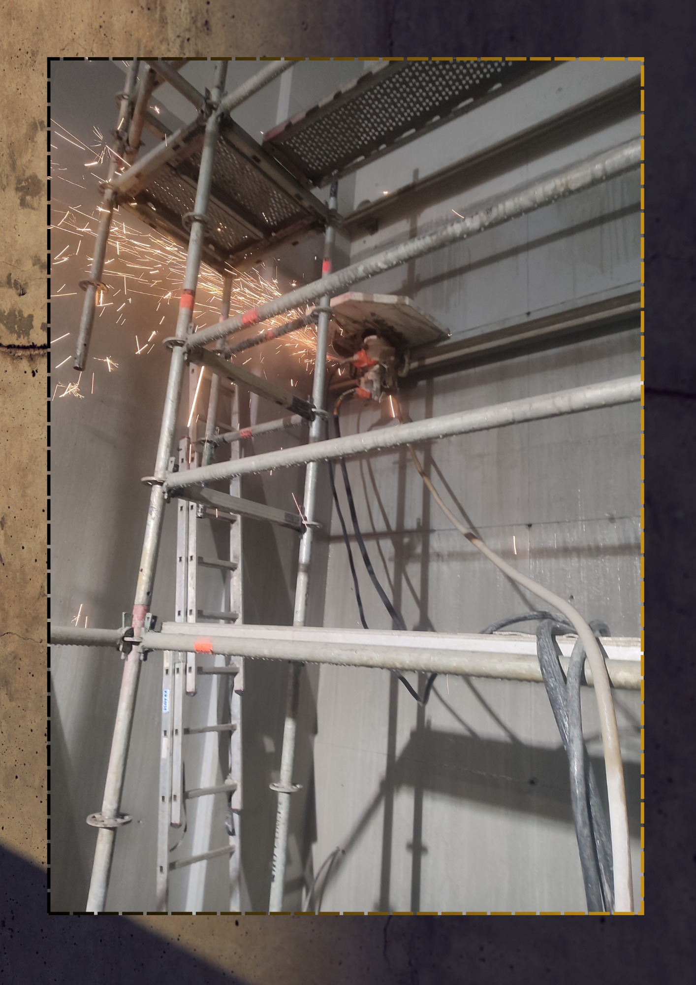 Cięcie specjalistycznymi piłami szynowymi ścian, stropów itp. do głębokości 70 cm.