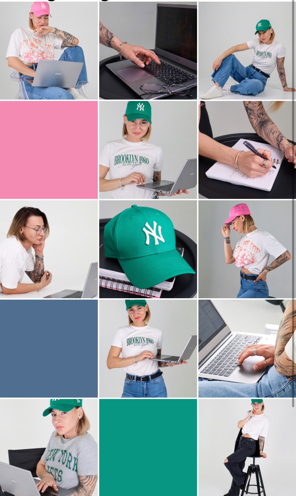 Kobieta z tatuażami w czapce z daszkiem i białej koszulce pracuje na laptopie Acer, siedząc na przezroczystym krześle na jasnym tle.