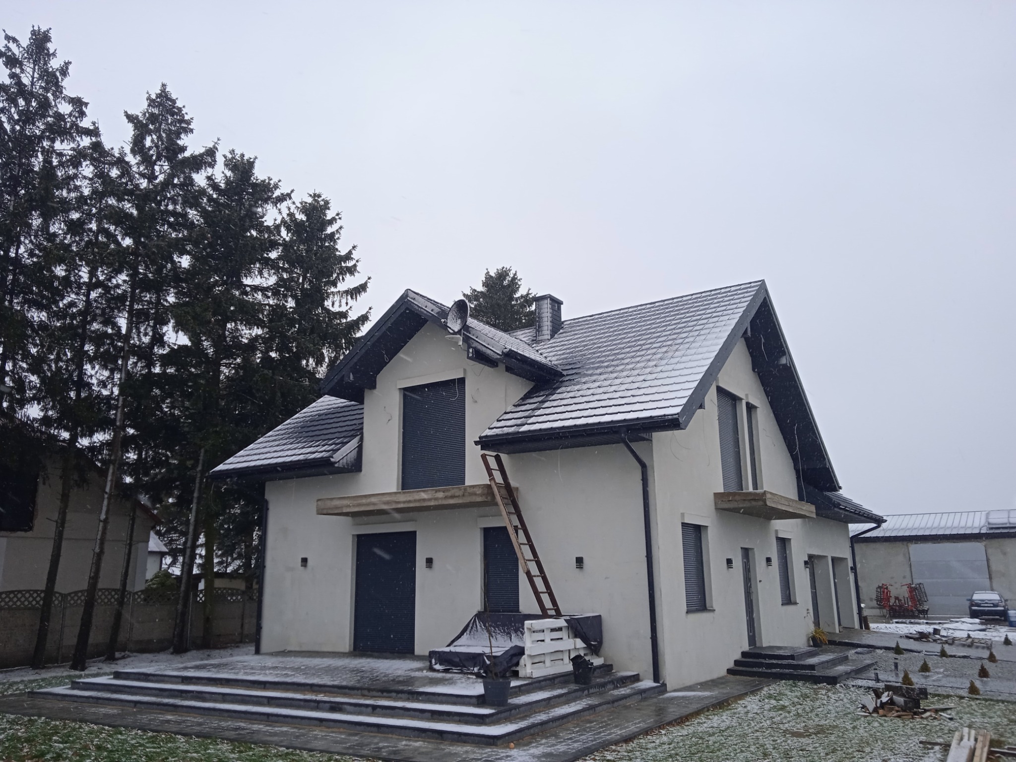 Montaż blachodachówki i podbitki.