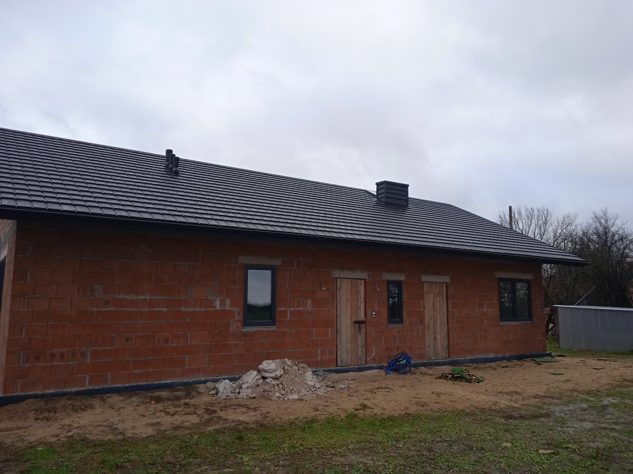 Montaż blachodachówki modułowej.