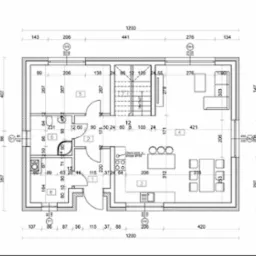 Rzut poziomy domu jednorodzinnego z wymiarami, przedstawiający układ pomieszczeń, rozmieszczenie ścian, okien, drzwi, schodów i mebli. Zawiera oznaczenia instalacji i otworów wentylacyjnych.