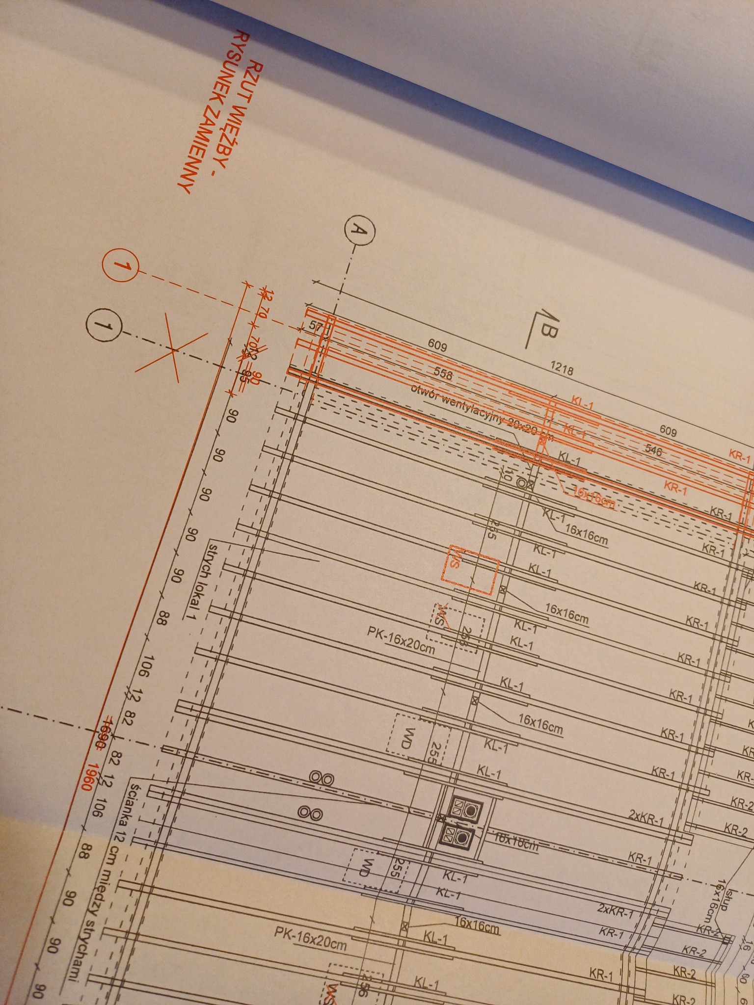Fragment rysunku technicznego rzutu więźby dachowej z naniesionymi wymiarami i oznaczeniami elementów konstrukcyjnych, takich jak słupy, otwory wentylacyjne i ścianki działowe.