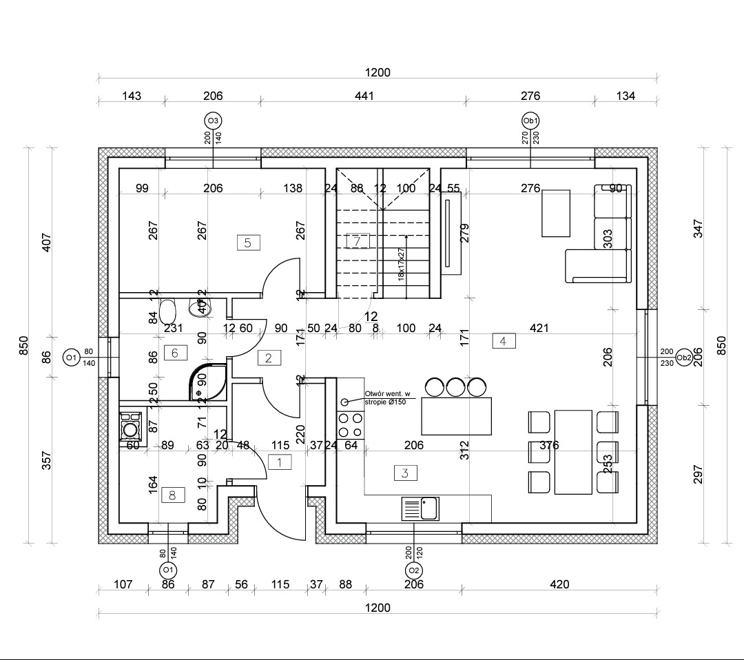 Rzut poziomy domu jednorodzinnego z wymiarami, przedstawiający układ pomieszczeń, rozmieszczenie ścian, okien, drzwi, schodów i mebli. Zawiera oznaczenia instalacji i otworów wentylacyjnych.