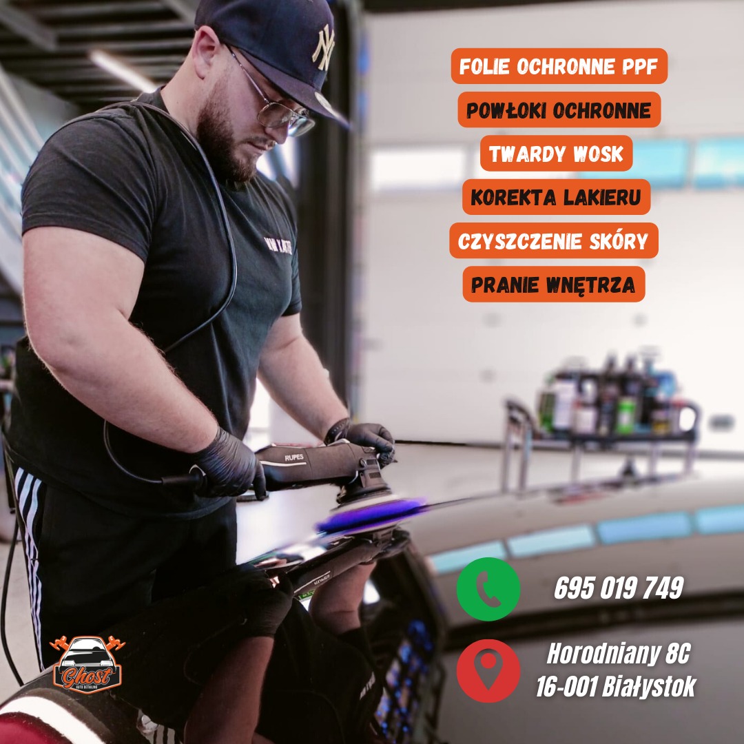 Detailingowiec w czarnych rękawicach poleruje lakier samochodu, używając polerki Rupes, w tle widoczny wózek z kosmetykami samochodowymi.