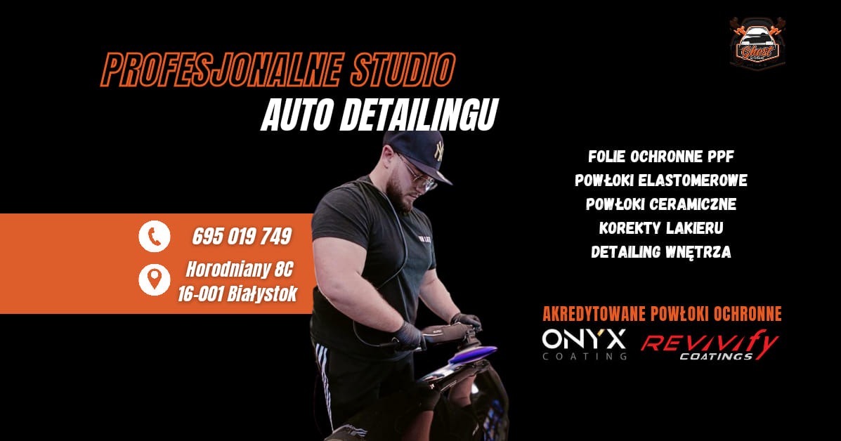 Mężczyzna w czarnej koszulce poleruje błyszczący, czarny motocykl za pomocą elektrycznej polerki w studiu auto detailingu. W tle widoczne logo firmy i oferta usług.