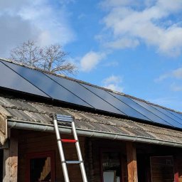 instalacja fotowoltaiczna na 2m skośnym dachu