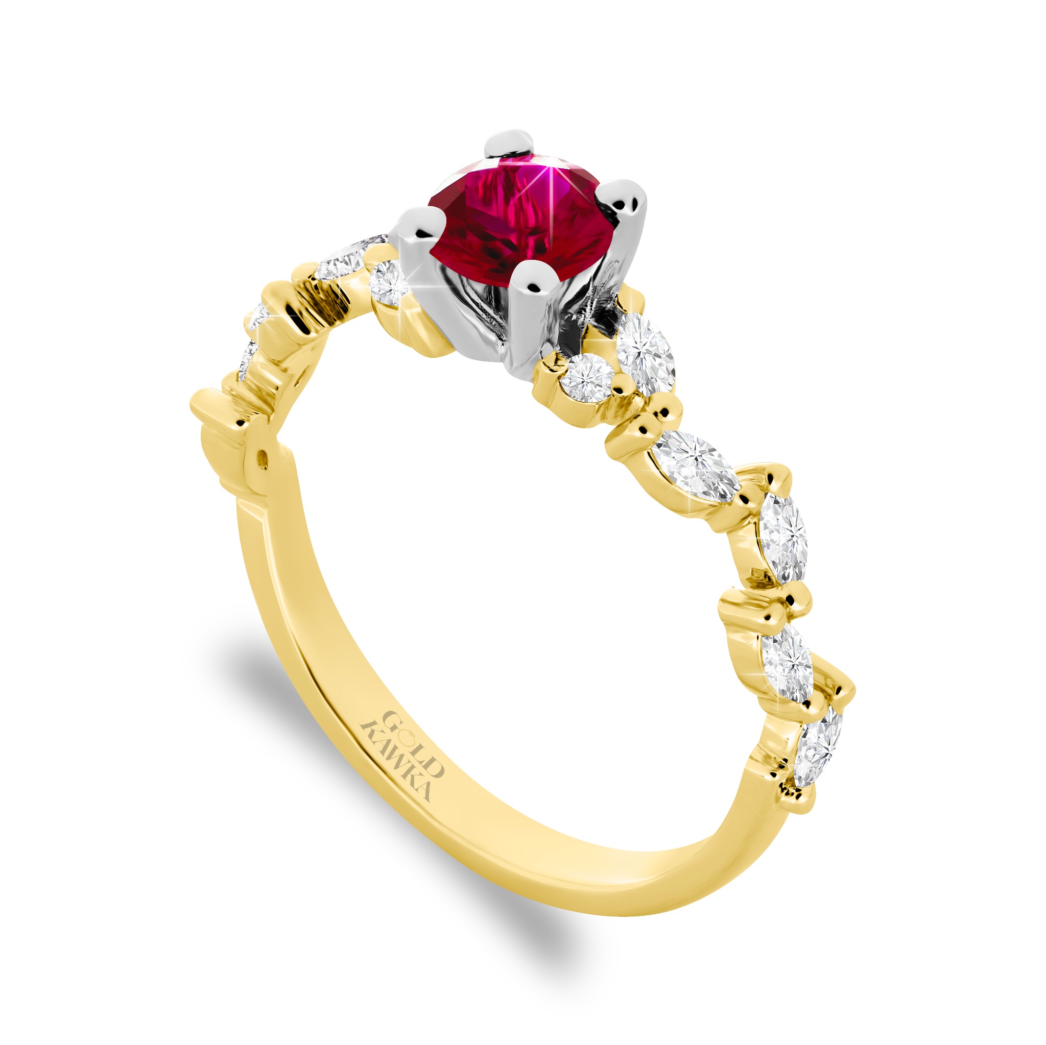 Złoty pierścionek z rubinem i diamentami, z wygrawerowanym logo 'Gold Kawka' na obrączce, na białym tle.