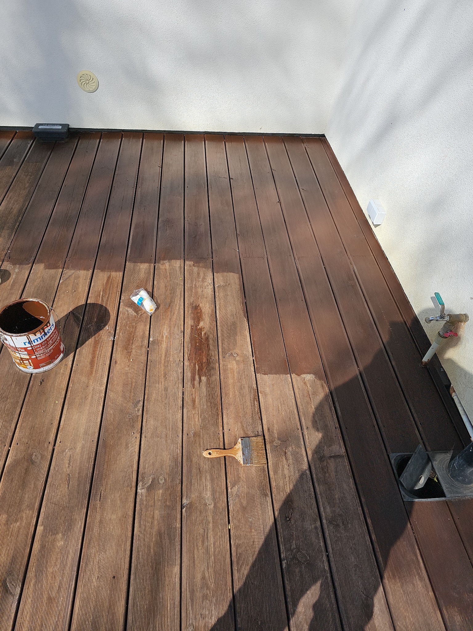 Mycie i malowanie desek tarasowych