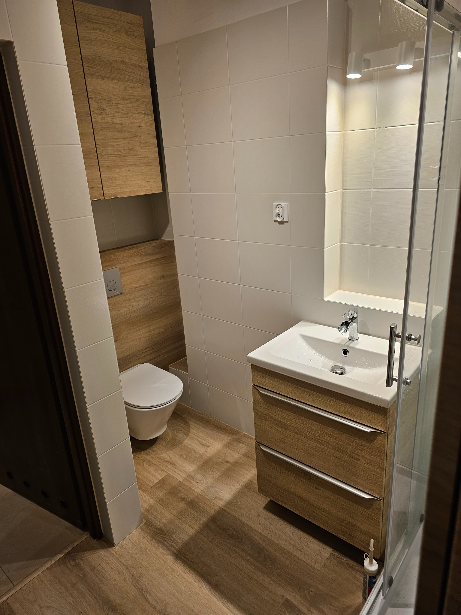 Remont ,zabudowa pod WC, klejenie paneli winylowych