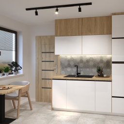 ENMAG.DESIGN Natalia Magiera - Wizualizacja nowoczesnej kuchni z białymi szafkami i drewnianymi akcentami, czarną armaturą i geometryczną mozaiką nad blatem, uzupełniona o stół z krzesłem przy oknie z roślinami.