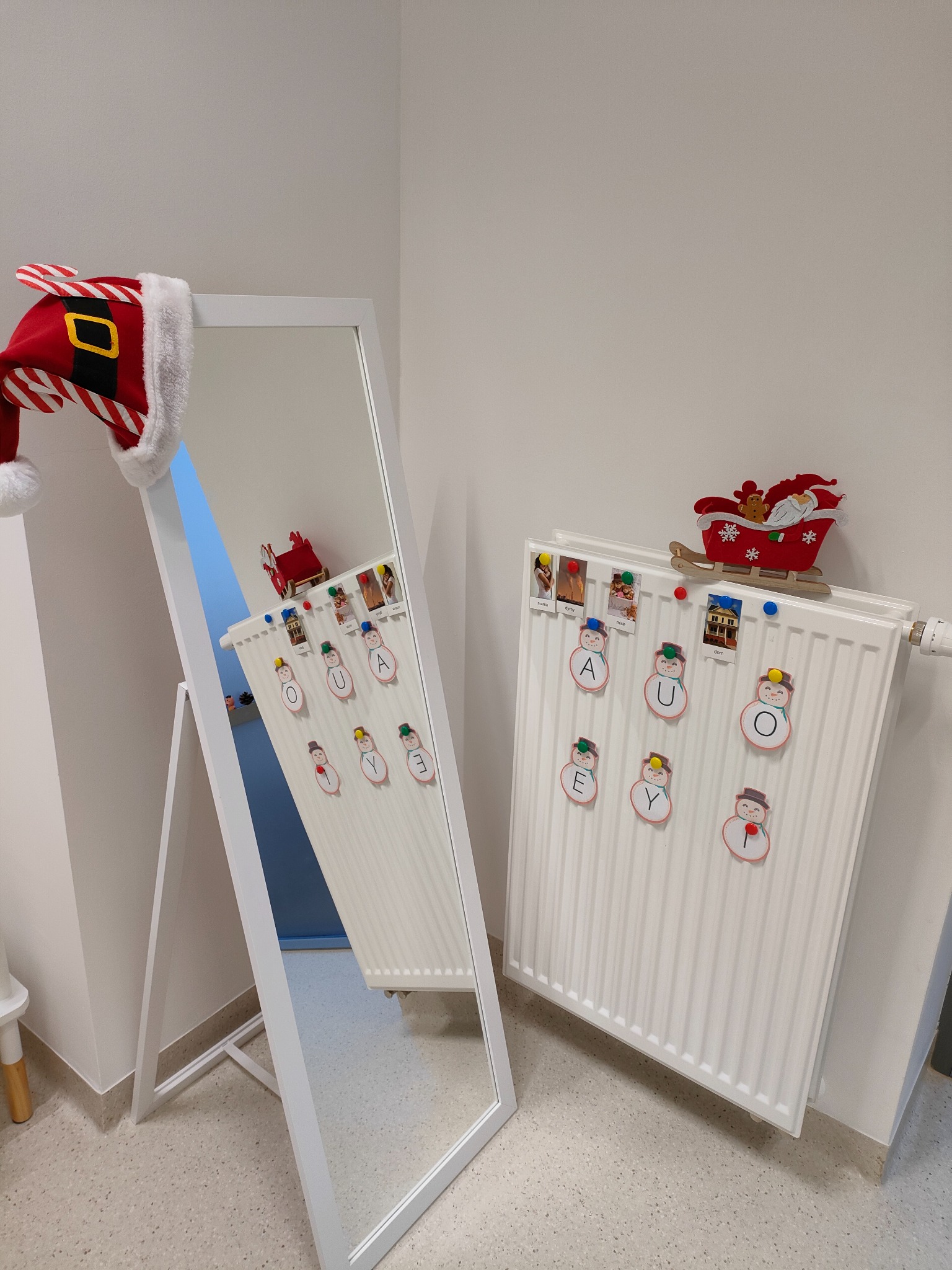 W Mikołajkowym wystroju.