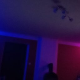 nie mam firmy - Pokój z oświetleniem LED w kolorach niebieskim i różowym, listwy zamontowane pod sufitem, ciemne wnętrze.