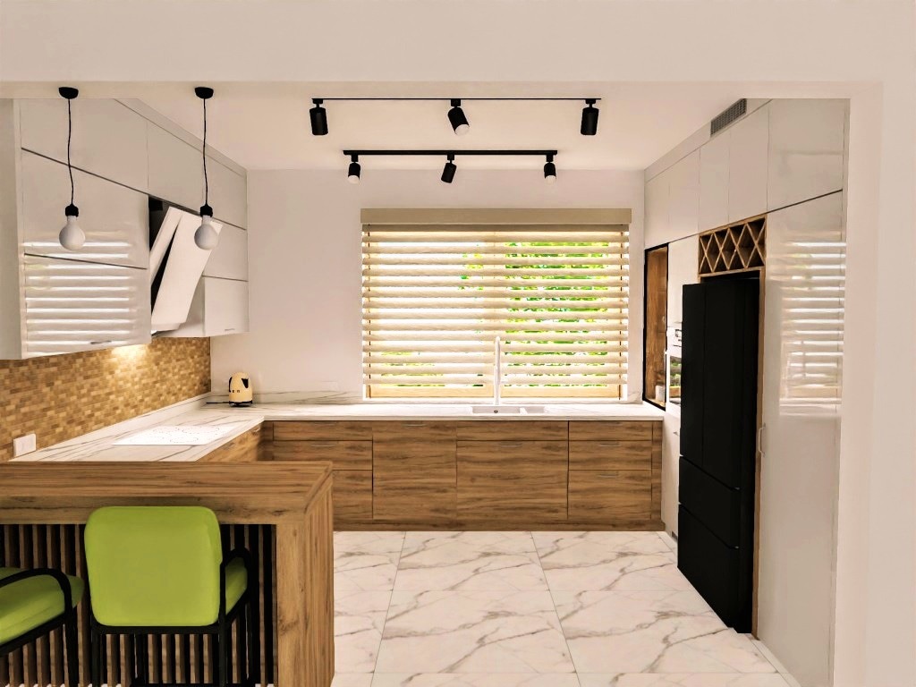 Jasna kuchnia z drewnianymi frontami szafek, marmurową podłogą i wyspą z zielonymi krzesłami barowymi, oświetlona reflektorami i wiszącymi lampami, widok na okno z żaluzjami.