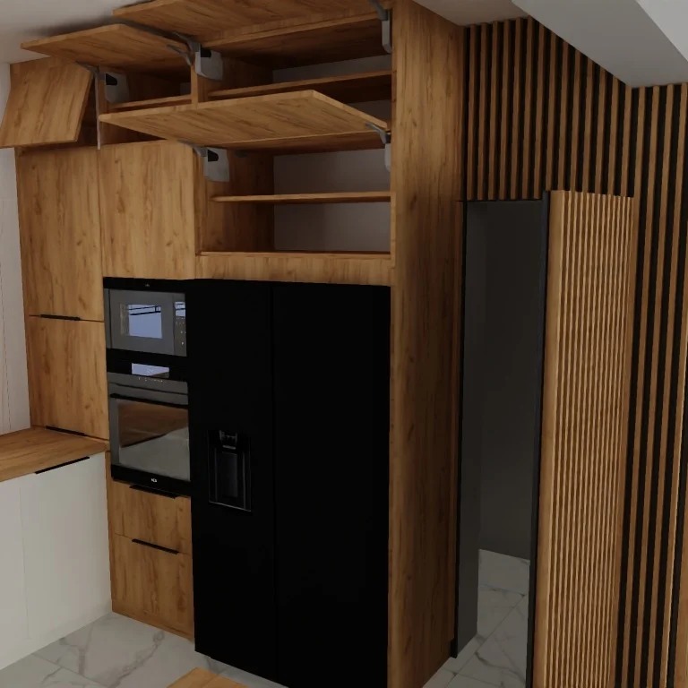 Nowoczesna kuchnia z drewnianymi szafkami, czarną lodówką side-by-side i otwartymi szafkami górnymi z podnośnikami gazowymi, uzupełniona dekoracyjnymi panelami ściennymi z pionowych listew.