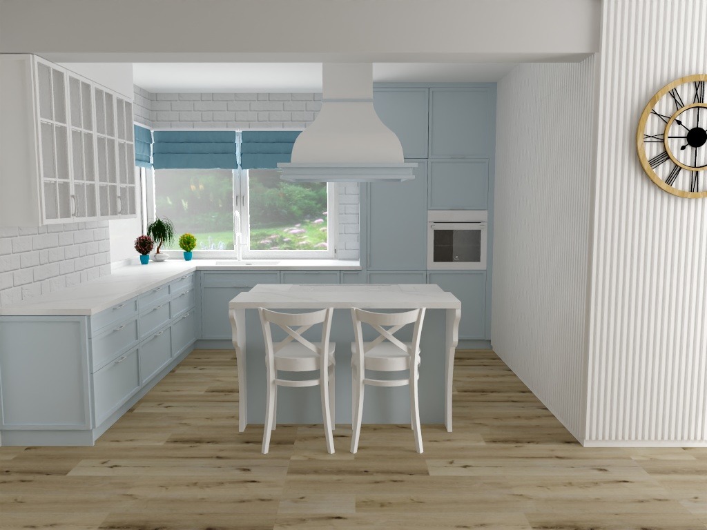 Jasna kuchnia z niebieskimi szafkami, wyspą z białym blatem i dwoma krzesłami, widok na okno z roletami rzymskimi, ściana z zegarem.