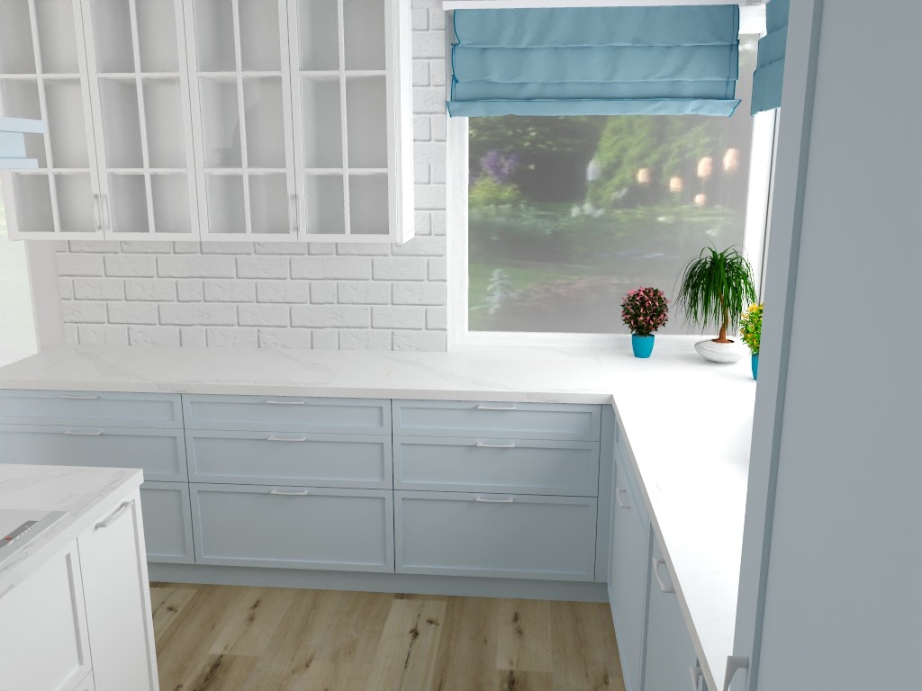 Jasna kuchnia z błękitnymi szafkami i białymi wiszącymi szafkami z przeszkleniami, drewniana podłoga i widok na ogród przez okno z błękitną roletą rzymską.