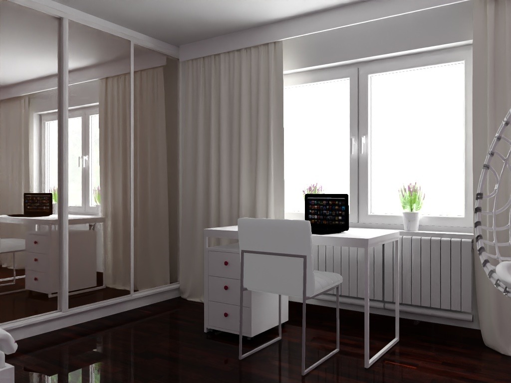 Jasne biuro z białymi meblami, biurkiem i krzesłem, z laptopem na blacie, widokiem na okno z roślinami w doniczkach i częścią wiszącego fotela, odbicie w lustrzanej szafie.