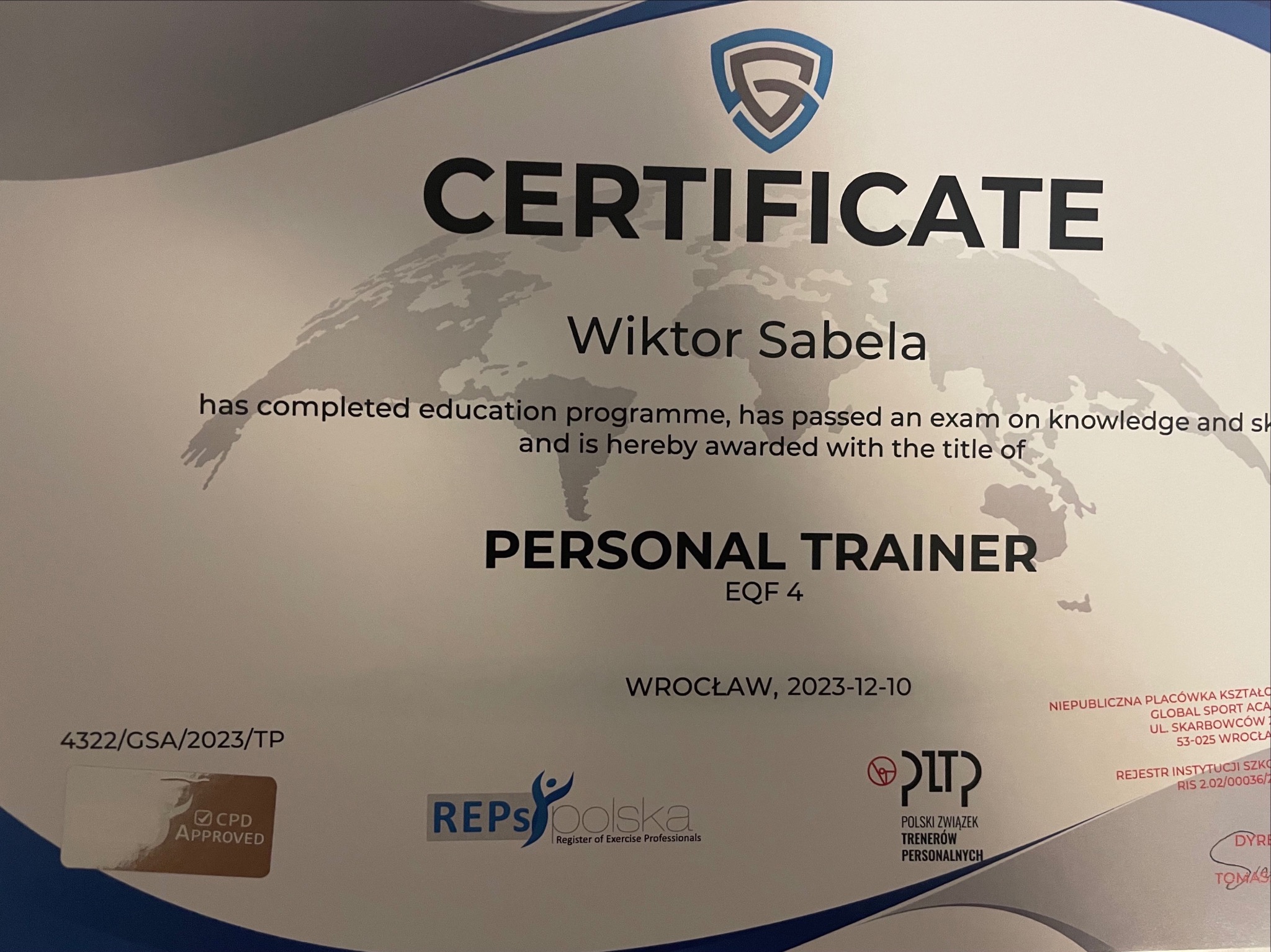Certyfikat ukończenia kursu trenera personalnego dla Wiktora Sabeli wydany we Wrocławiu, 10 grudnia 2023, z logotypami REPS Polska i Polskiego Związku Trenerów Personalnych.
