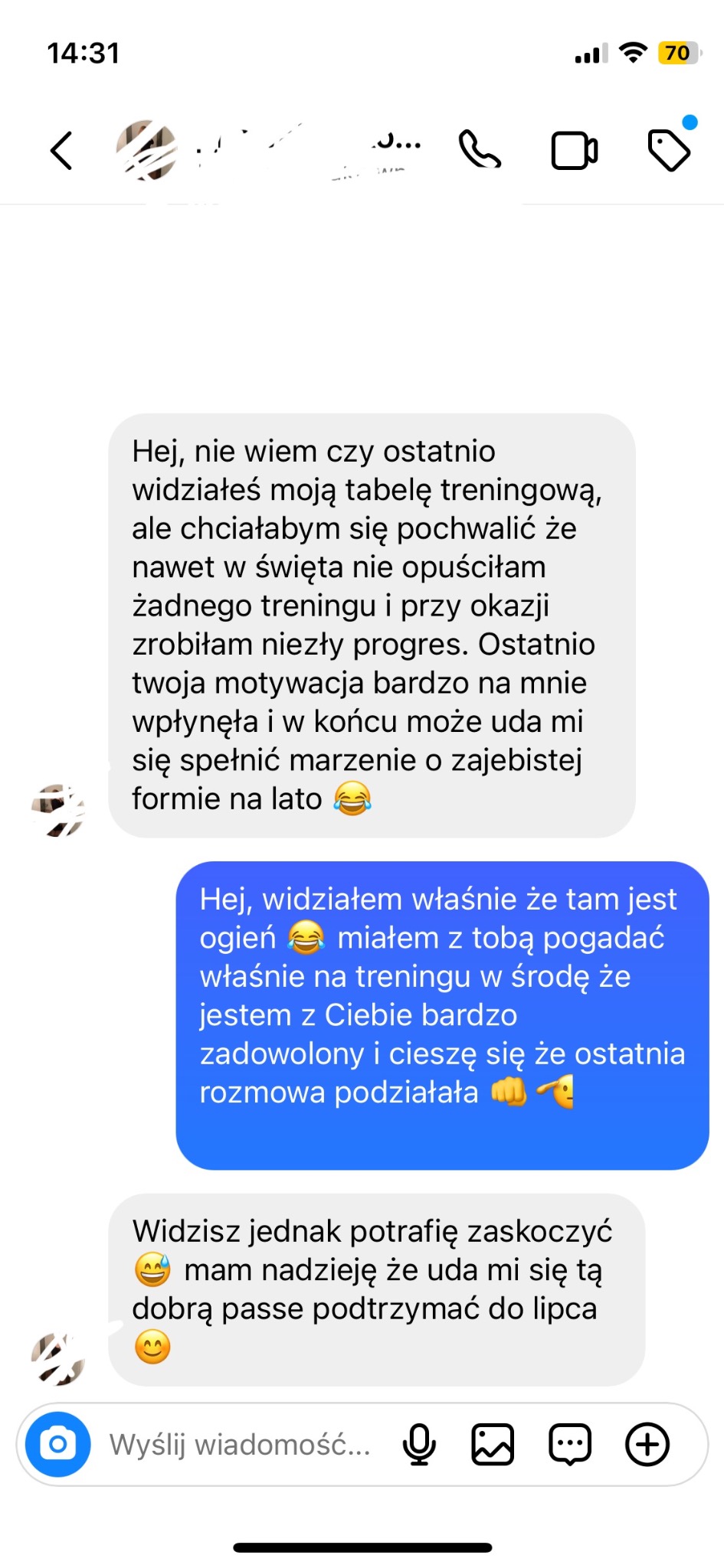 Zrzut ekranu konwersacji SMS, gdzie klientka chwali się trenerowi z postępów w treningu i utrzymywaniu formy, a trener wyraża zadowolenie z efektów motywacji.