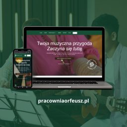 Szymon Janiszewicz Digital - Laptop i smartfon prezentują stronę Pracowni Muzycznej Orfeusz z Białegostoku. Strona oferuje lekcje muzyki dla dzieci i dorosłych. W tle osoba grająca na gitarze.